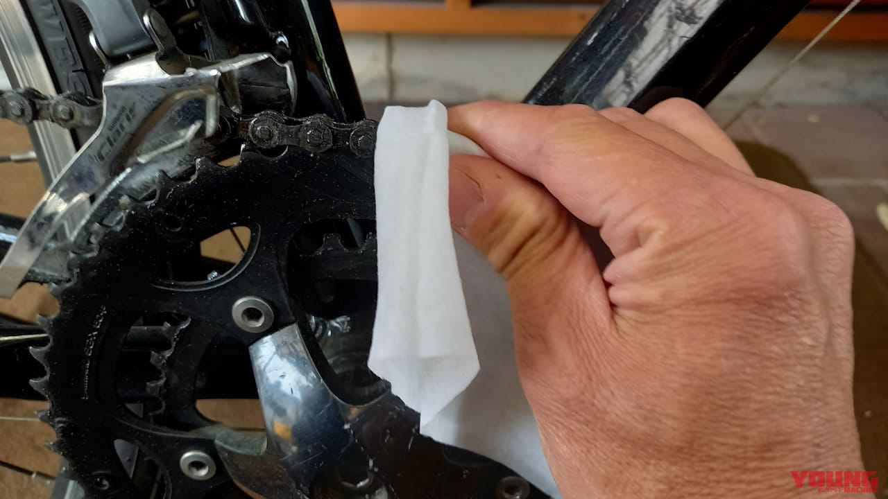 【百均アイテム検証】ゴシゴシ不要!? ダイソーの神シートクリーナーでチェーンがスルッと劇的キレイになっちゃった!!|【バイクメンテ便利アイテム】ゴシゴシ不要!? ダイソーの神シートクリーナーでチェーンがスルッと劇的キレイになっちゃった!!