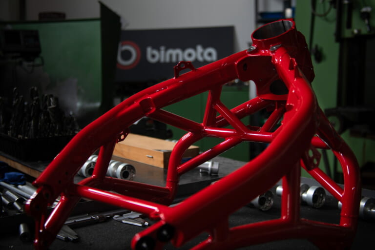 ビモータ|KB998リミニ|2025年モデル|【少数生産】可動式ウイング搭載! ビモータ製スーパーバイク「KB998 Rimini」発売日決定 ニンジャのエンジンをクロモリフレームに搭載