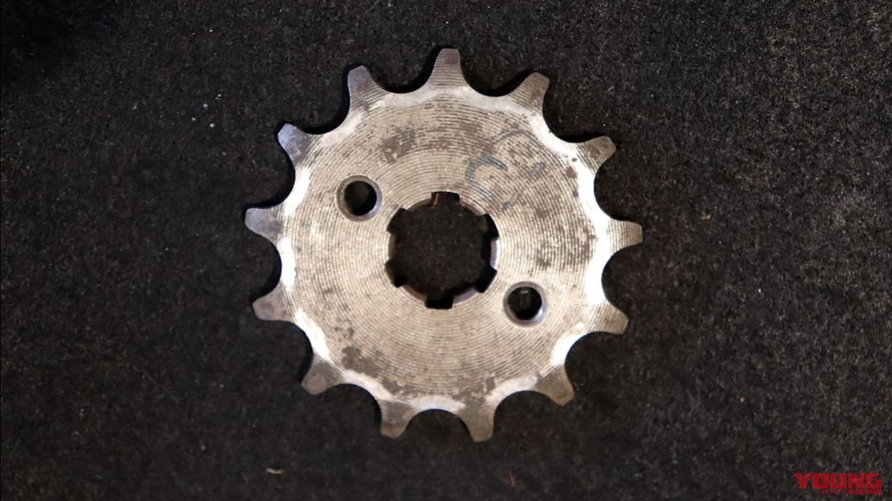 「お辞儀しはじめたらアウト」スプロケット交換のベストタイミングは"形"で判断しよう!【バイクメンテナンスのワンポイント】|「お辞儀しはじめたらアウト」スプロケット交換のベストタイミングは”形”で判断しよう!【バイクメンテナンスのワンポイント】