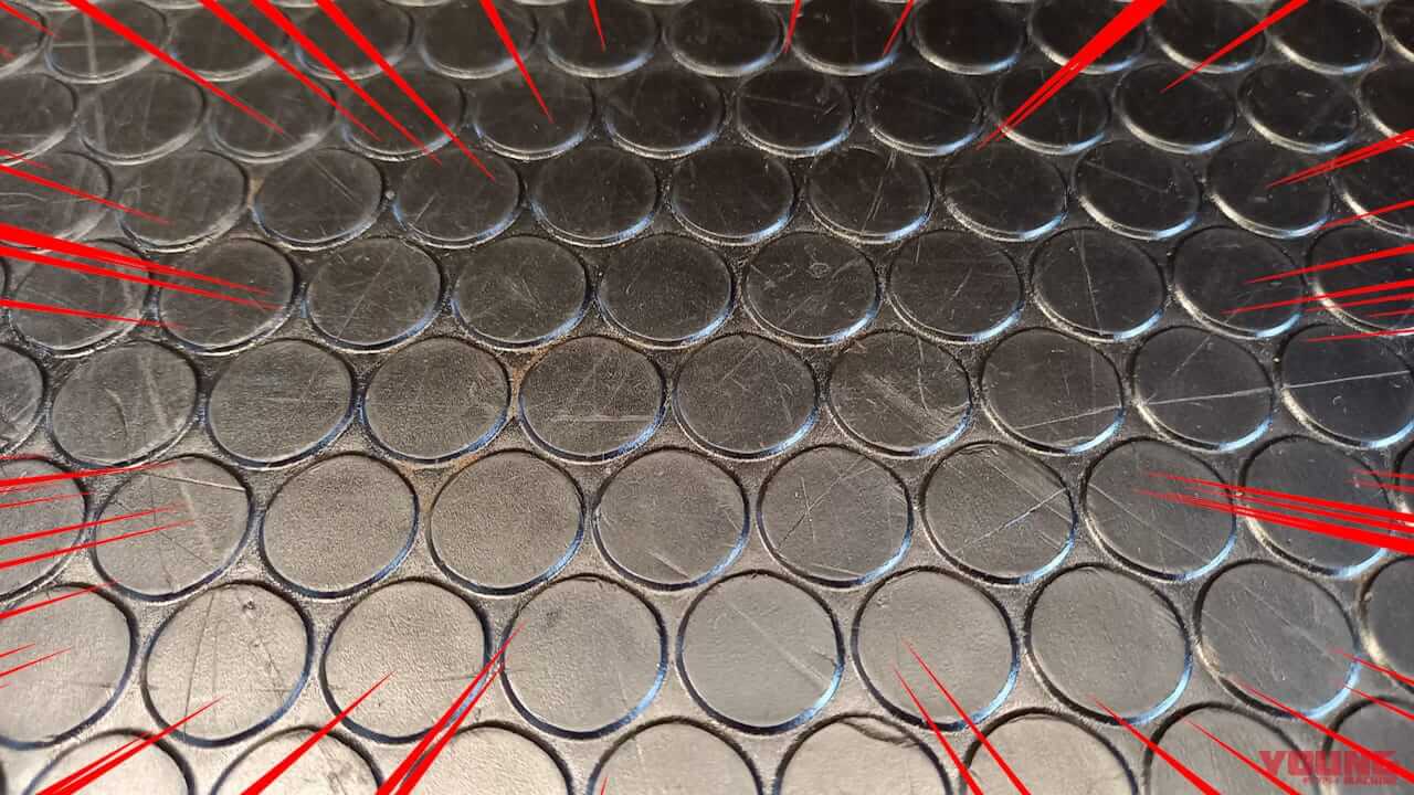 【百均アイテム検証】ゴシゴシ不要!? ダイソーの神シートクリーナーでチェーンがスルッと劇的キレイになっちゃった!!|【バイクメンテ便利アイテム】ゴシゴシ不要!? ダイソーの神シートクリーナーでチェーンがスルッと劇的キレイになっちゃった!!