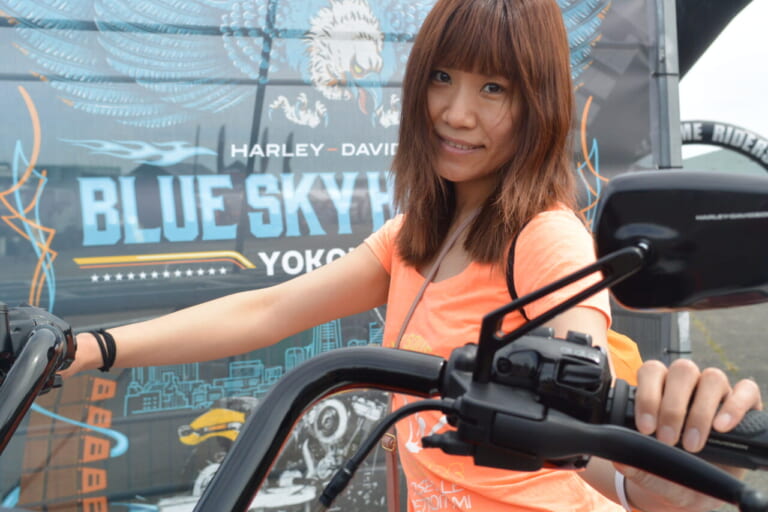 彼氏とタンデムライド|【ブルスカ2025】横浜に集結! 輝くハーレー女子20選|個性と魅力が爆発! 「ビビッドでパワフル」