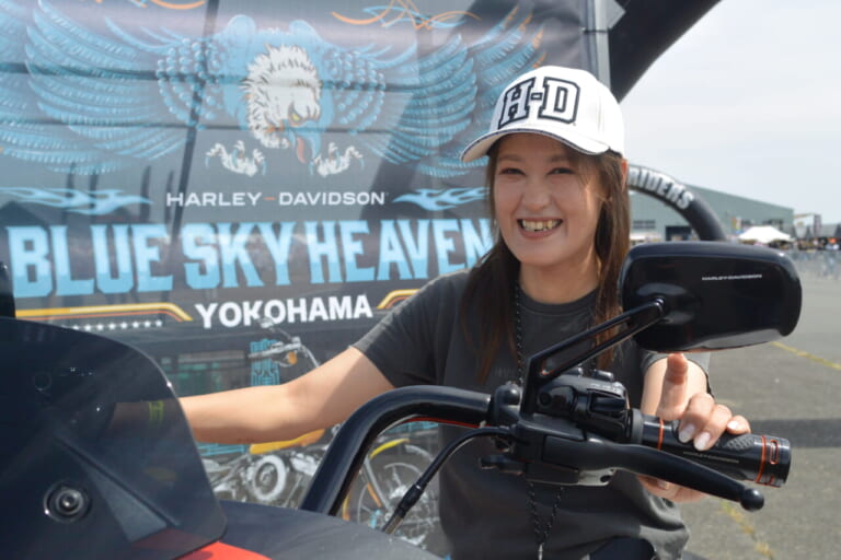 れっきとしたハーレーオーナーの彼女|【ブルスカ2025】横浜に集結! 輝くハーレー女子20選|個性と魅力が爆発! 「ビビッドでパワフル」