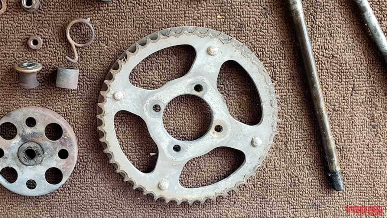 「お辞儀しはじめたらアウト」スプロケット交換のベストタイミングは"形"で判断しよう!【バイクメンテナンスのワンポイント】|「お辞儀しはじめたらアウト」スプロケット交換のベストタイミングは”形”で判断しよう!【バイクメンテナンスのワンポイント】