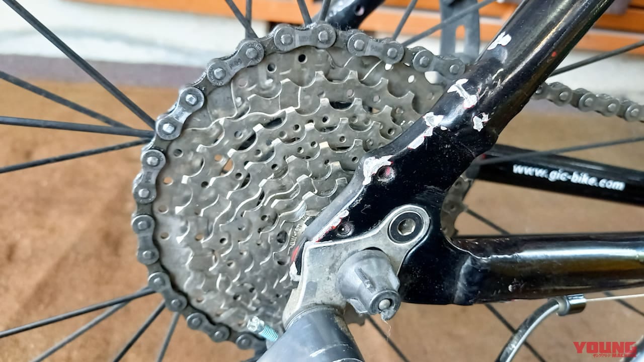 【百均アイテム検証】ゴシゴシ不要!? ダイソーの神シートクリーナーでチェーンがスルッと劇的キレイになっちゃった!!|【バイクメンテ便利アイテム】ゴシゴシ不要!? ダイソーの神シートクリーナーでチェーンがスルッと劇的キレイになっちゃった!!