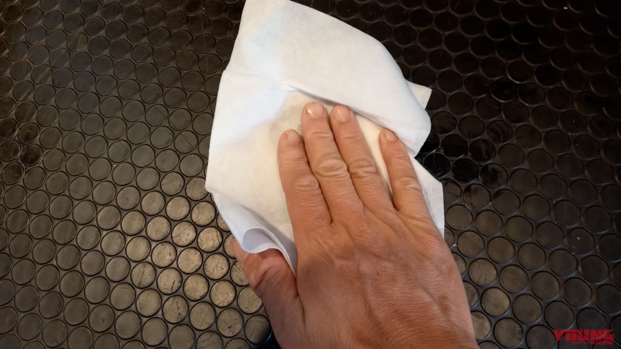 【百均アイテム検証】ゴシゴシ不要!? ダイソーの神シートクリーナーでチェーンがスルッと劇的キレイになっちゃった!!|【バイクメンテ便利アイテム】ゴシゴシ不要!? ダイソーの神シートクリーナーでチェーンがスルッと劇的キレイになっちゃった!!