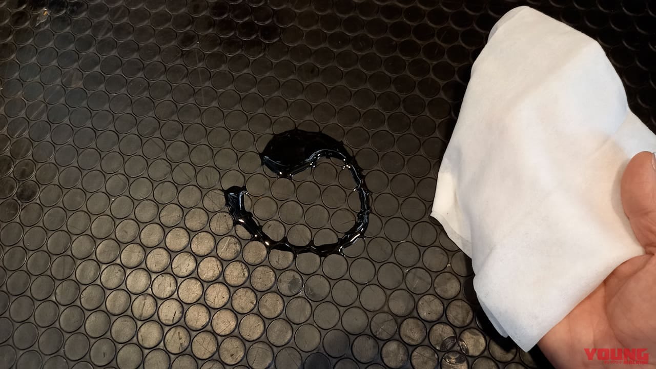 【百均アイテム検証】ゴシゴシ不要!? ダイソーの神シートクリーナーでチェーンがスルッと劇的キレイになっちゃった!!|【バイクメンテ便利アイテム】ゴシゴシ不要!? ダイソーの神シートクリーナーでチェーンがスルッと劇的キレイになっちゃった!!