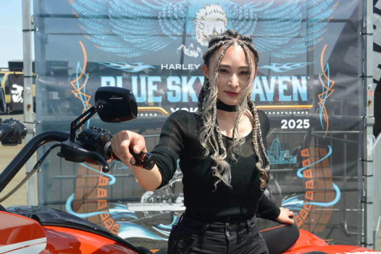 ハーレーは彼女のようなハードスタイルも良く似合うバイク