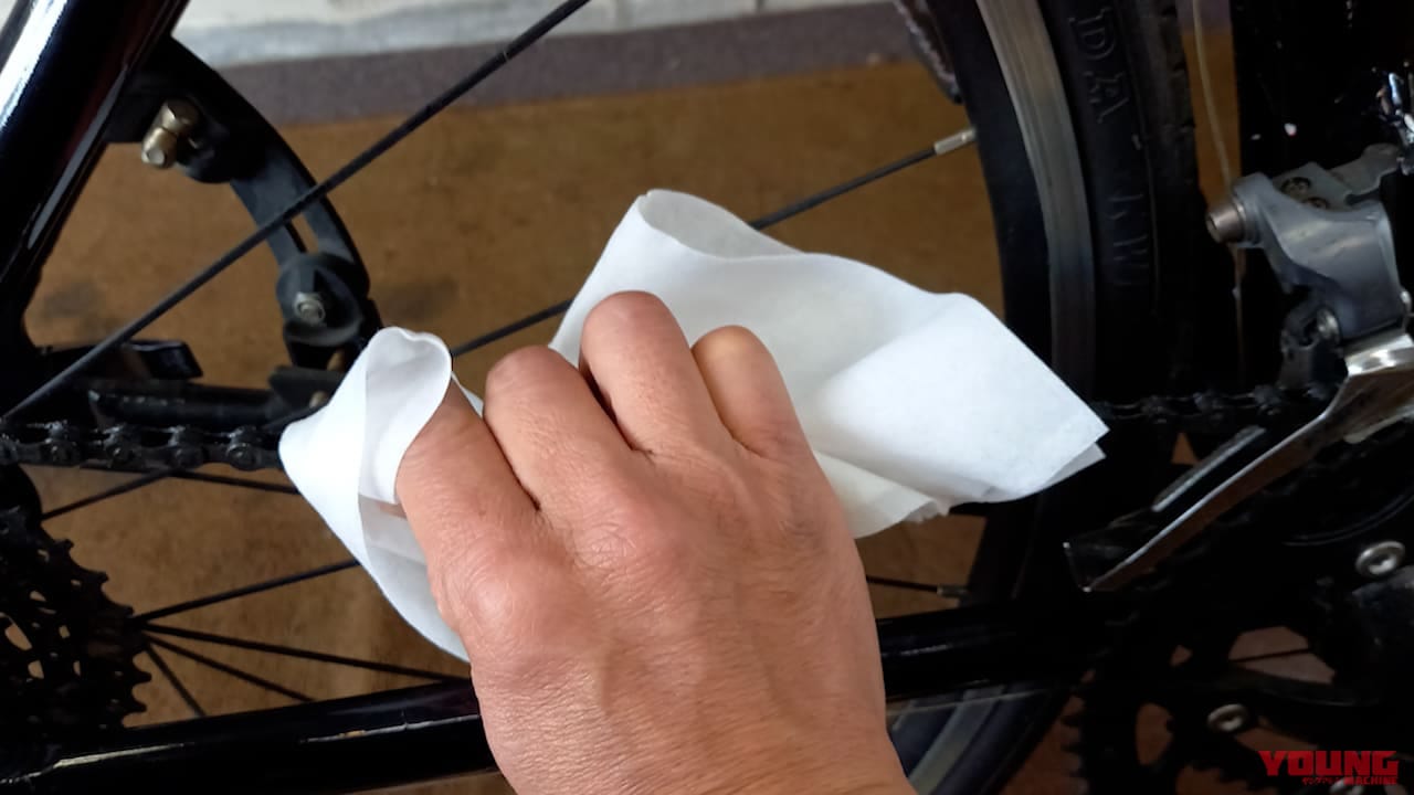 【百均アイテム検証】ゴシゴシ不要!? ダイソーの神シートクリーナーでチェーンがスルッと劇的キレイになっちゃった!!|【バイクメンテ便利アイテム】ゴシゴシ不要!? ダイソーの神シートクリーナーでチェーンがスルッと劇的キレイになっちゃった!!