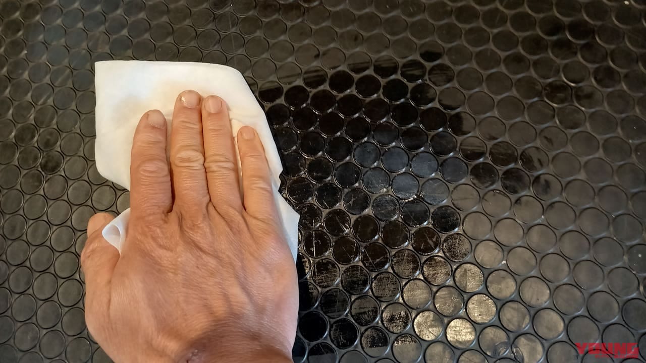 【百均アイテム検証】ゴシゴシ不要!? ダイソーの神シートクリーナーでチェーンがスルッと劇的キレイになっちゃった!!|【バイクメンテ便利アイテム】ゴシゴシ不要!? ダイソーの神シートクリーナーでチェーンがスルッと劇的キレイになっちゃった!!