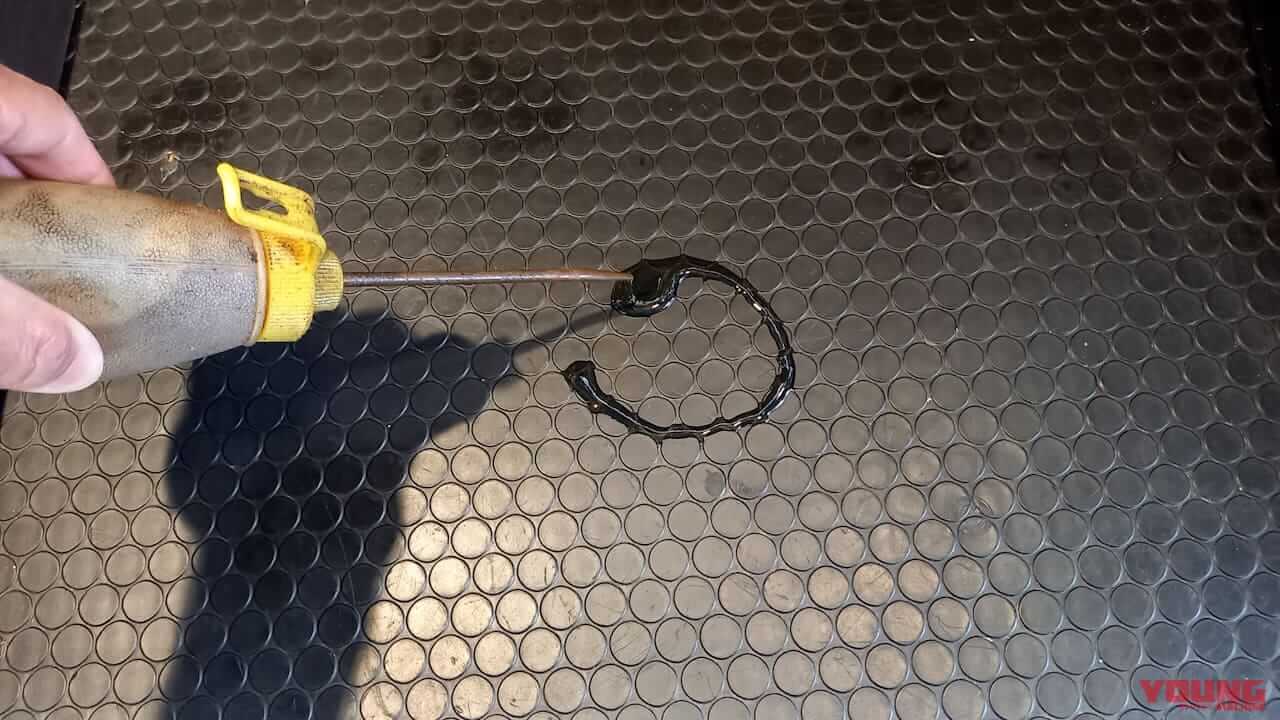 【百均アイテム検証】ゴシゴシ不要!? ダイソーの神シートクリーナーでチェーンがスルッと劇的キレイになっちゃった!!|【バイクメンテ便利アイテム】ゴシゴシ不要!? ダイソーの神シートクリーナーでチェーンがスルッと劇的キレイになっちゃった!!