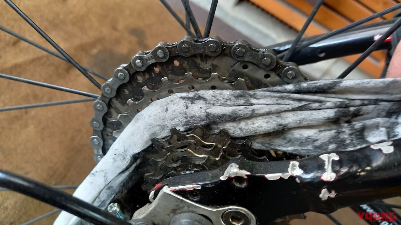 【百均アイテム検証】ゴシゴシ不要!? ダイソーの神シートクリーナーでチェーンがスルッと劇的キレイになっちゃった!!|【バイクメンテ便利アイテム】ゴシゴシ不要!? ダイソーの神シートクリーナーでチェーンがスルッと劇的キレイになっちゃった!!