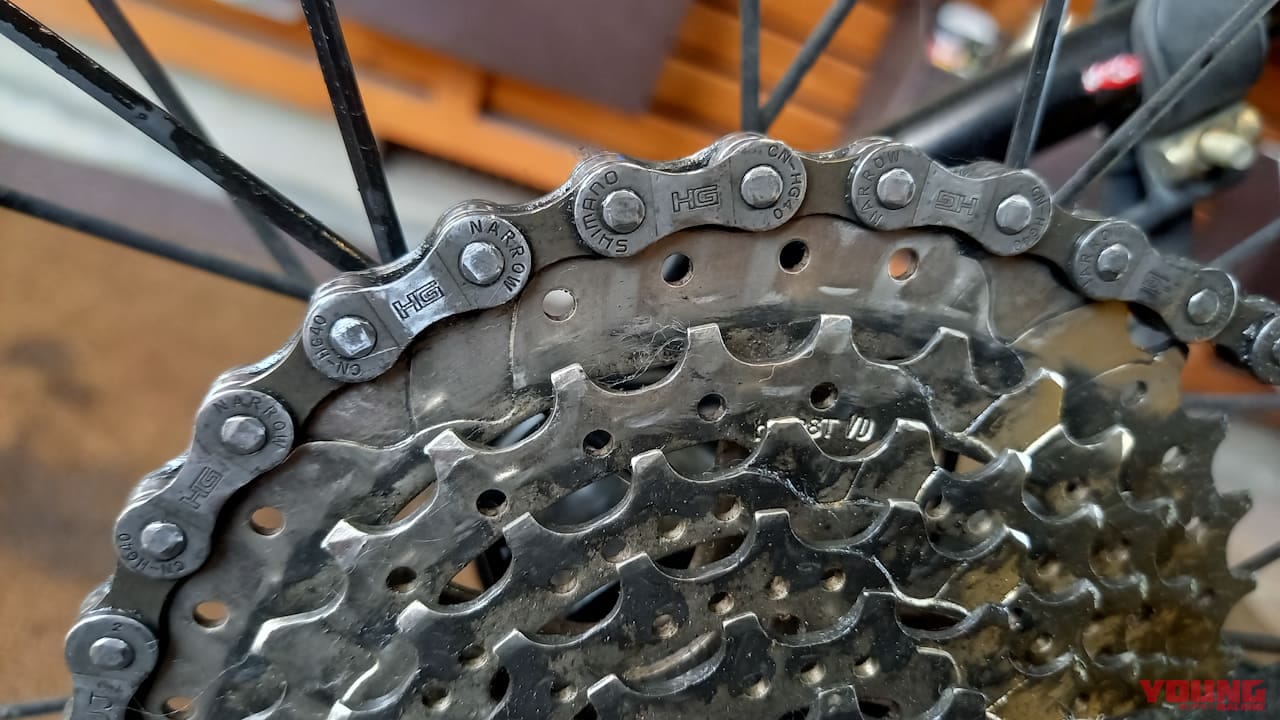 【百均アイテム検証】ゴシゴシ不要!? ダイソーの神シートクリーナーでチェーンがスルッと劇的キレイになっちゃった!!|【バイクメンテ便利アイテム】ゴシゴシ不要!? ダイソーの神シートクリーナーでチェーンがスルッと劇的キレイになっちゃった!!