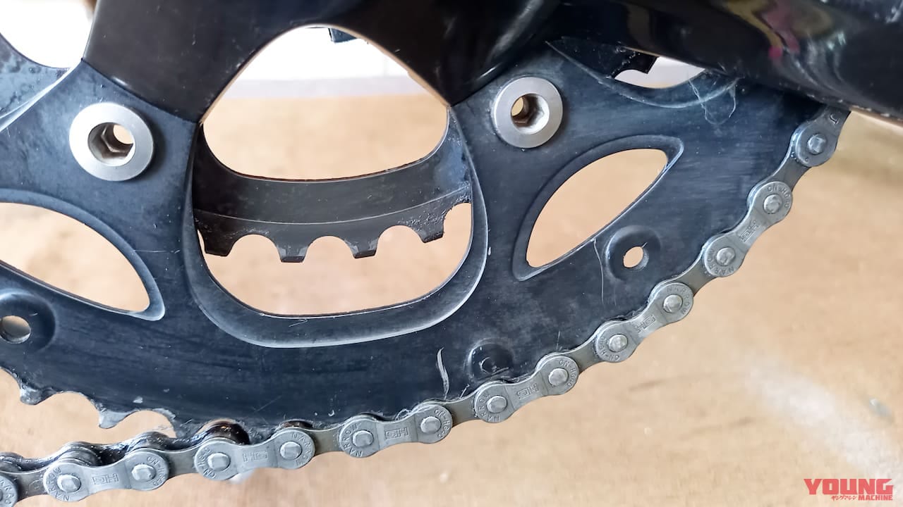 【百均アイテム検証】ゴシゴシ不要!? ダイソーの神シートクリーナーでチェーンがスルッと劇的キレイになっちゃった!!|【バイクメンテ便利アイテム】ゴシゴシ不要!? ダイソーの神シートクリーナーでチェーンがスルッと劇的キレイになっちゃった!!