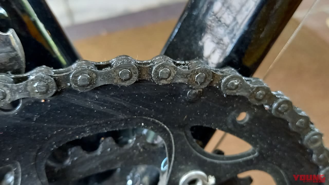 【百均アイテム検証】ゴシゴシ不要!? ダイソーの神シートクリーナーでチェーンがスルッと劇的キレイになっちゃった!!|【バイクメンテ便利アイテム】ゴシゴシ不要!? ダイソーの神シートクリーナーでチェーンがスルッと劇的キレイになっちゃった!!