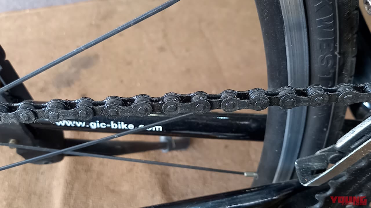 【百均アイテム検証】ゴシゴシ不要!? ダイソーの神シートクリーナーでチェーンがスルッと劇的キレイになっちゃった!!|【バイクメンテ便利アイテム】ゴシゴシ不要!? ダイソーの神シートクリーナーでチェーンがスルッと劇的キレイになっちゃった!!