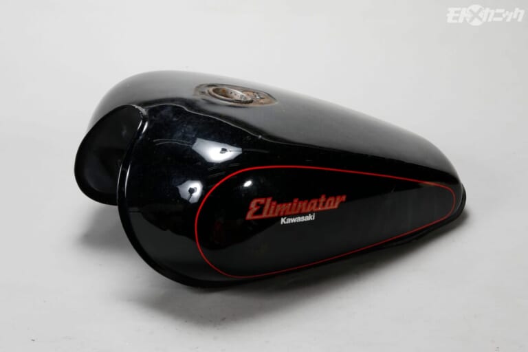 カワサキ｜エリミネーター250｜タンク｜[バイクメンテDIY] タンク内のサビ落としで重要なのは、洗浄液で完全満タンにすること【キャップ周囲の“ブクブク”に要注意】