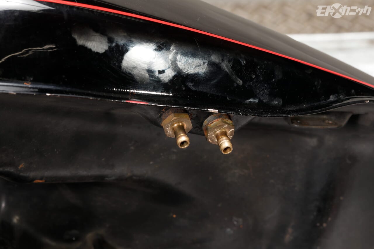 ｜[バイクメンテDIY] タンク内のサビ落としで重要なのは、洗浄液で完全満タンにすること【キャップ周囲の“ブクブク”に要注意】