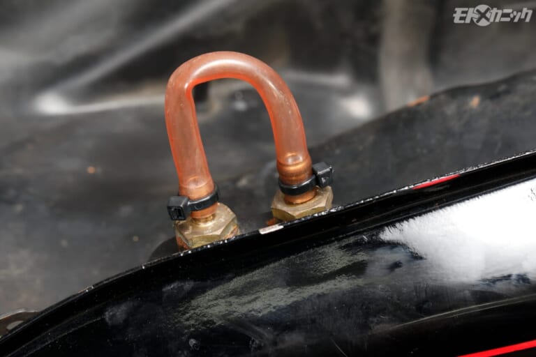 カワサキ｜エリミネーター250｜燃料コックU字接続｜[バイクメンテDIY] タンク内のサビ落としで重要なのは、洗浄液で完全満タンにすること【キャップ周囲の“ブクブク”に要注意】