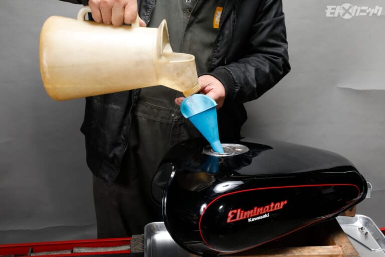 榮技研｜花咲かG｜タンクへ注入｜[バイクメンテDIY] タンク内のサビ落としで重要なのは、洗浄液で完全満タンにすること【キャップ周囲の“ブクブク”に要注意】