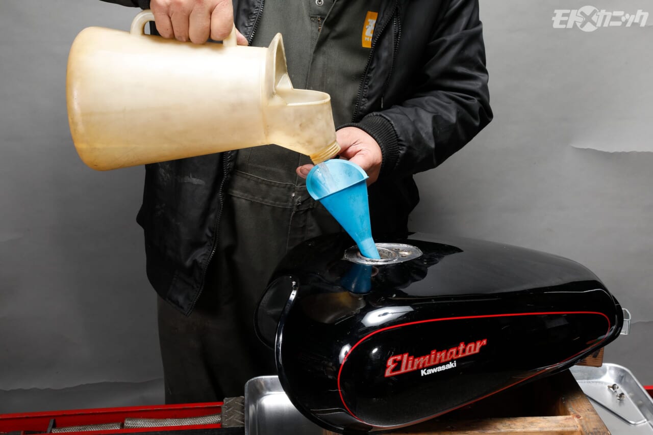 ｜[バイクメンテDIY] タンク内のサビ落としで重要なのは、洗浄液で完全満タンにすること【キャップ周囲の“ブクブク”に要注意】