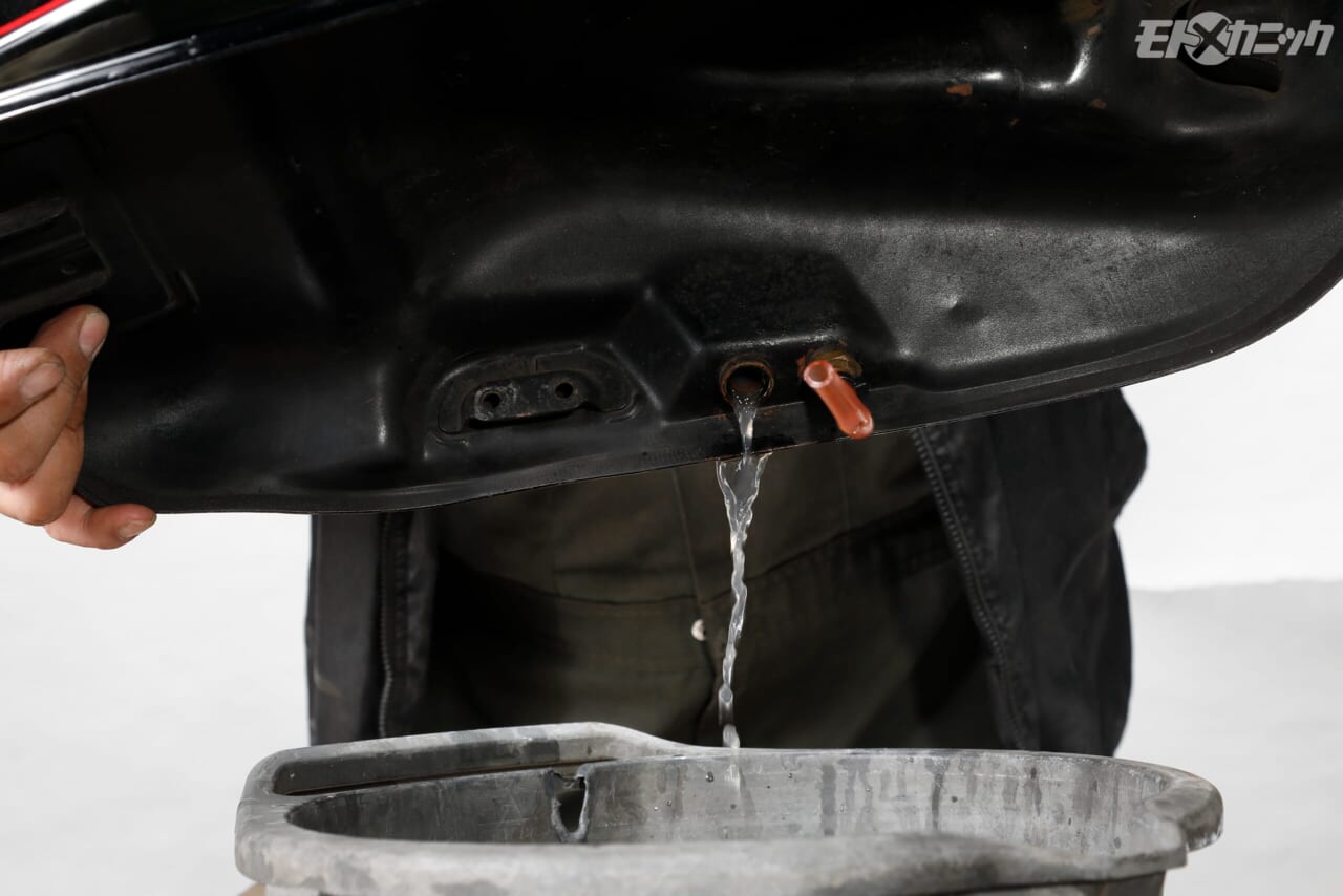 ｜[バイクメンテDIY] タンク内のサビ落としで重要なのは、洗浄液で完全満タンにすること【キャップ周囲の“ブクブク”に要注意】