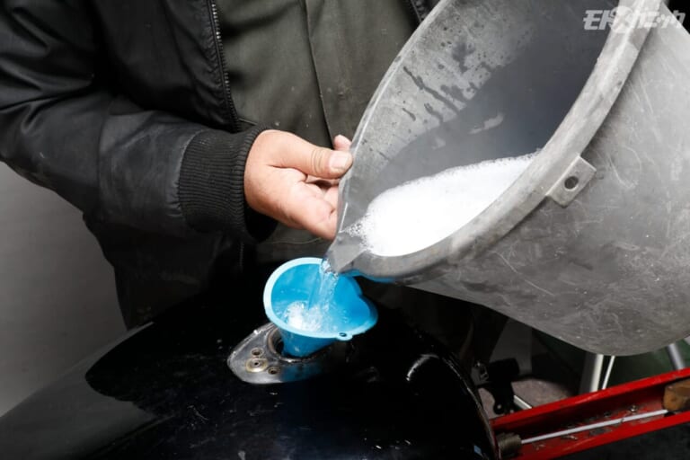 榮技研｜花咲かG｜タンククリーナーを流し込む｜[バイクメンテDIY] タンク内のサビ落としで重要なのは、洗浄液で完全満タンにすること【キャップ周囲の“ブクブク”に要注意】