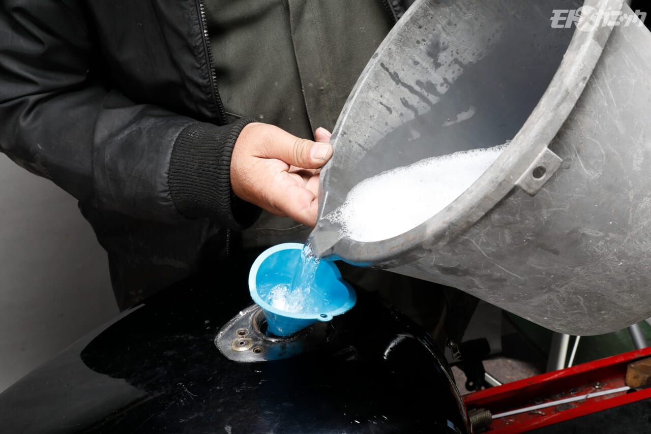 ｜[バイクメンテDIY] タンク内のサビ落としで重要なのは、洗浄液で完全満タンにすること【キャップ周囲の“ブクブク”に要注意】