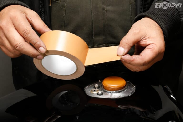 榮技研｜花咲かG｜エア抜きしてガムテープで固定｜[バイクメンテDIY] タンク内のサビ落としで重要なのは、洗浄液で完全満タンにすること【キャップ周囲の“ブクブク”に要注意】