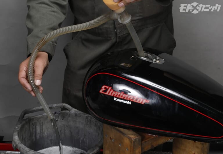 榮技研｜花咲かG｜タンククリーナーをバケツへ移動｜[バイクメンテDIY] タンク内のサビ落としで重要なのは、洗浄液で完全満タンにすること【キャップ周囲の“ブクブク”に要注意】
