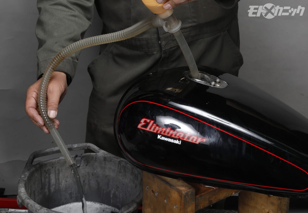 ｜[バイクメンテDIY] タンク内のサビ落としで重要なのは、洗浄液で完全満タンにすること【キャップ周囲の“ブクブク”に要注意】