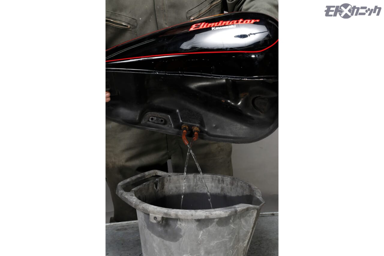 ｜[バイクメンテDIY] タンク内のサビ落としで重要なのは、洗浄液で完全満タンにすること【キャップ周囲の“ブクブク”に要注意】