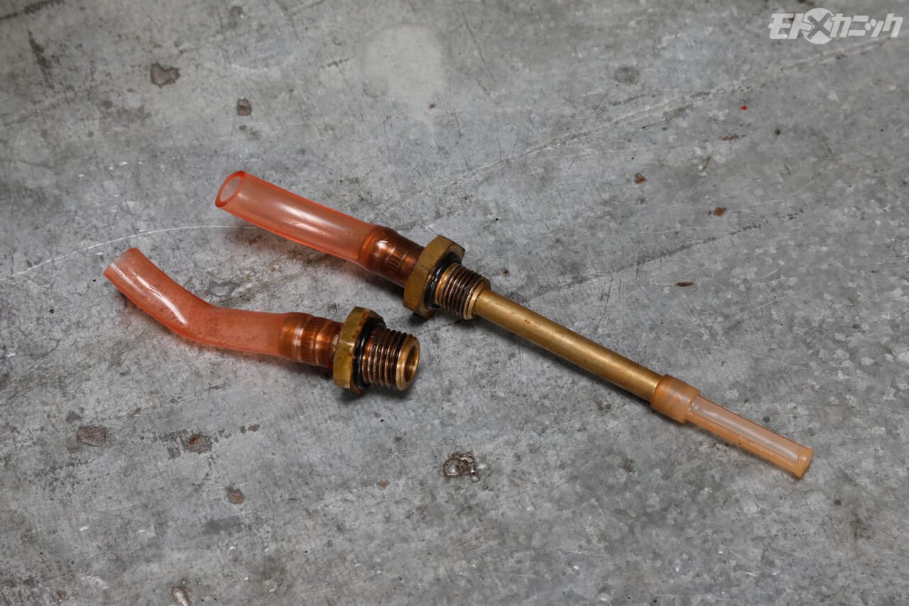 ｜[バイクメンテDIY] タンク内のサビ落としで重要なのは、洗浄液で完全満タンにすること【キャップ周囲の“ブクブク”に要注意】