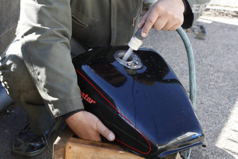 榮技研｜花咲かG｜水道ホースで洗浄｜[バイクメンテDIY] タンク内のサビ落としで重要なのは、洗浄液で完全満タンにすること【キャップ周囲の“ブクブク”に要注意】