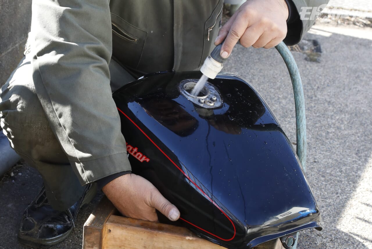 ｜[バイクメンテDIY] タンク内のサビ落としで重要なのは、洗浄液で完全満タンにすること【キャップ周囲の“ブクブク”に要注意】