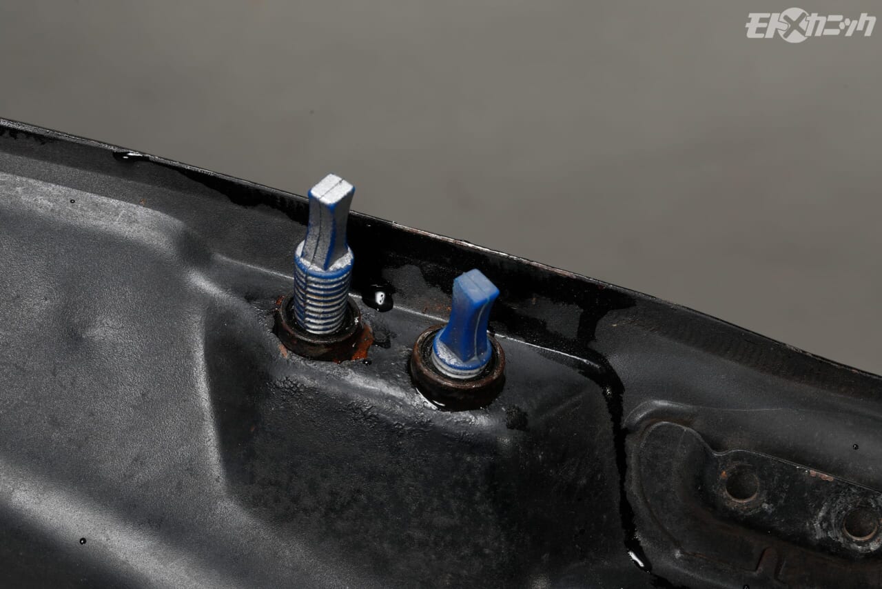 ｜[バイクメンテDIY] タンク内のサビ落としで重要なのは、洗浄液で完全満タンにすること【キャップ周囲の“ブクブク”に要注意】