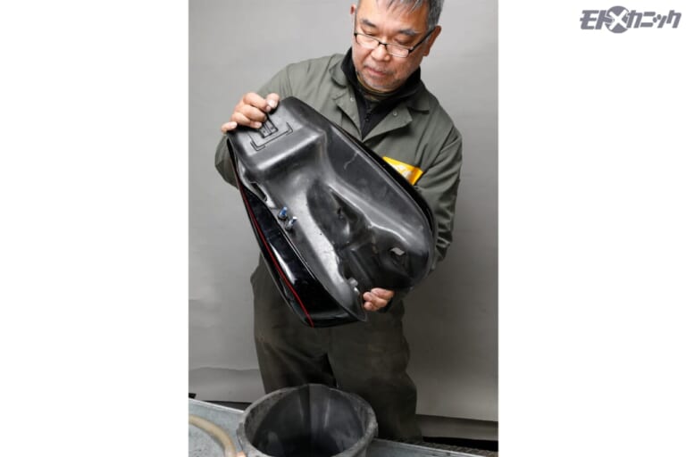 榮技研｜花咲かG｜タンク内前面に行き渡らせる｜[バイクメンテDIY] タンク内のサビ落としで重要なのは、洗浄液で完全満タンにすること【キャップ周囲の“ブクブク”に要注意】