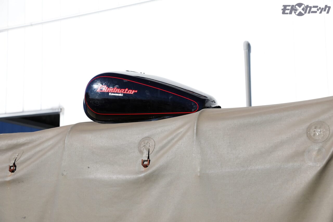 ｜[バイクメンテDIY] タンク内のサビ落としで重要なのは、洗浄液で完全満タンにすること【キャップ周囲の“ブクブク”に要注意】
