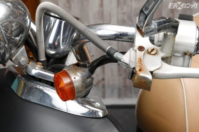 ホンダ｜ジョーカー50｜錆びたメッキパーツ｜一度錆びると回復が難しいクロームメッキ。強力被膜で保護しておこう〈KINGシリーズ〉