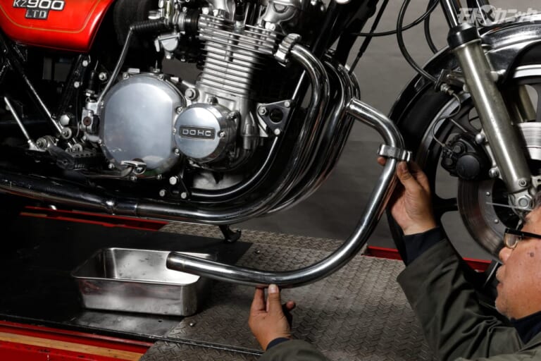 カワサキ｜KZ900LTD｜エキゾーストパイプ取り外し｜日本の至宝・機械遺産のカワサキ空冷Z。いつまでも快調なコンディションを維持するには?〈スーパーゾイル〉