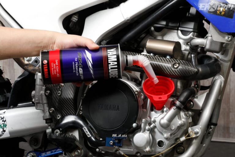 ワイズギア｜ヤマルーブ｜オイル注入｜バイクメンテナンスの第一歩。チューニングにも値するエンジンオイル交換〈YAMALUBE〉