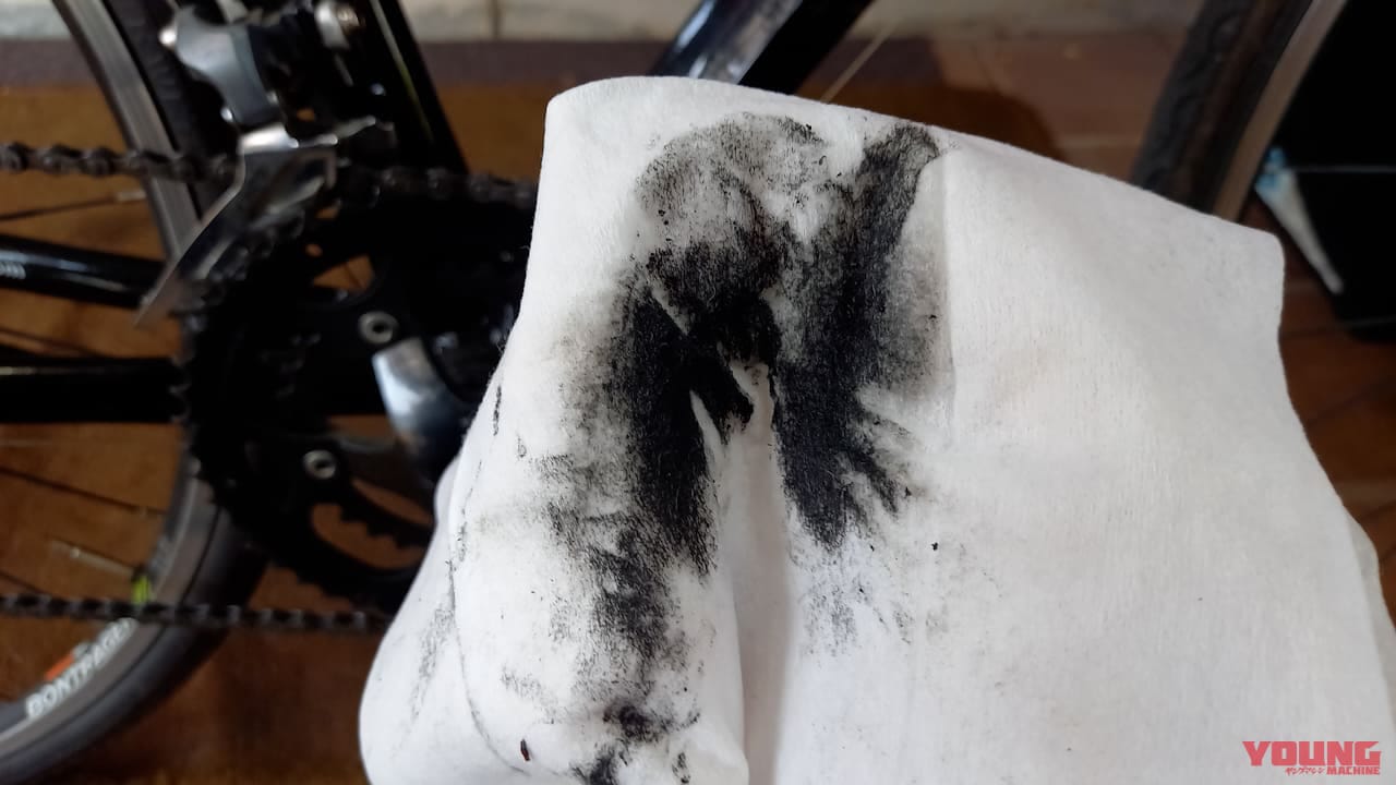 【百均アイテム検証】ゴシゴシ不要!? ダイソーの神シートクリーナーでチェーンがスルッと劇的キレイになっちゃった!!|【バイクメンテ便利アイテム】ゴシゴシ不要!? ダイソーの神シートクリーナーでチェーンがスルッと劇的キレイになっちゃった!!