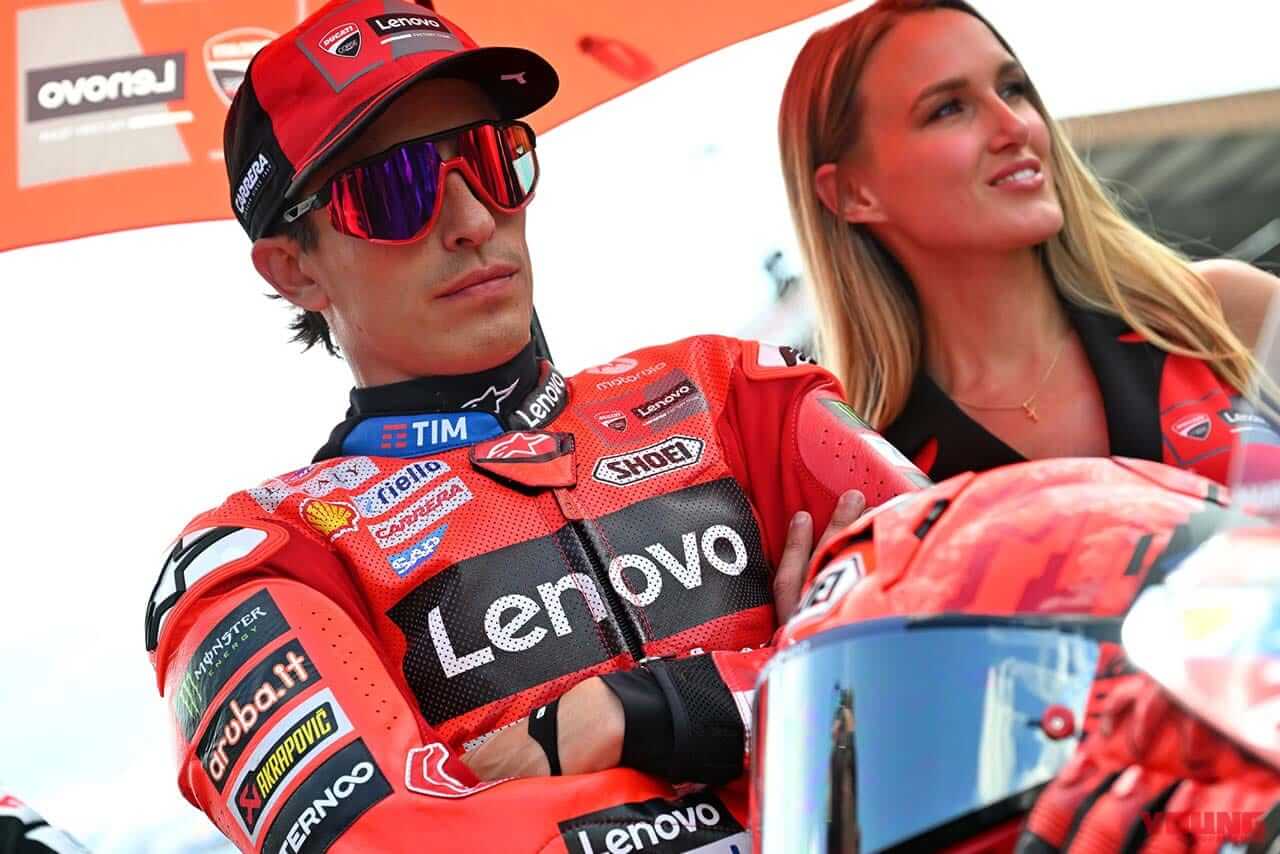 『CARDUC 055/S』をかけるマルク・マルケス(ドゥカティレノボチーム)|「ベストドレッサーは誰? 」この夏、アイウェアもTOPライダーのレプリカで決めろ【MotoGPサングラス・コレクション2025】