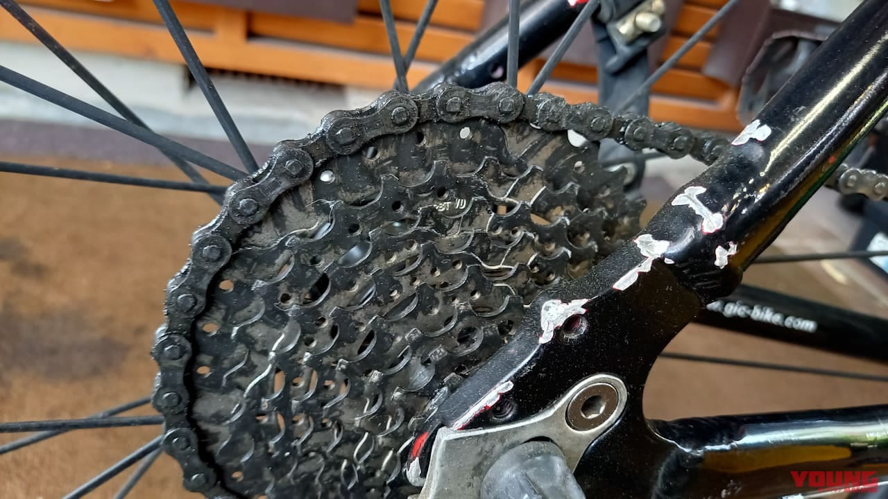 【百均アイテム検証】ゴシゴシ不要!? ダイソーの神シートクリーナーでチェーンがスルッと劇的キレイになっちゃった!!|【バイクメンテ便利アイテム】ゴシゴシ不要!? ダイソーの神シートクリーナーでチェーンがスルッと劇的キレイになっちゃった!!