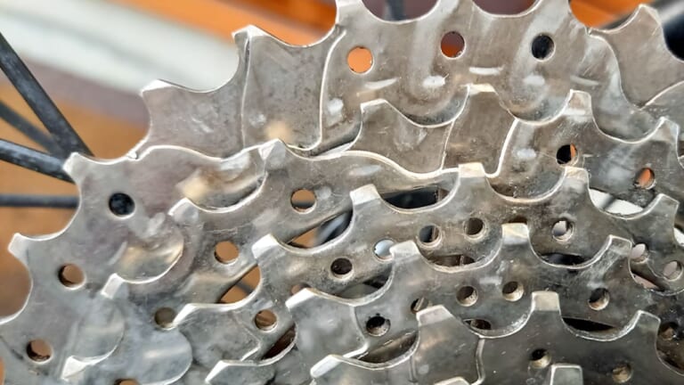 【百均アイテム検証】ゴシゴシ不要!? ダイソーの神シートクリーナーでチェーンがスルッと劇的キレイになっちゃった!!