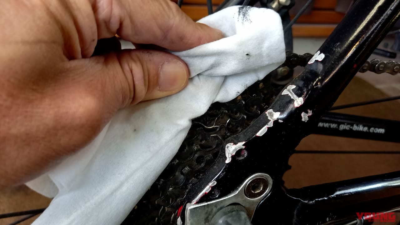 【百均アイテム検証】ゴシゴシ不要!? ダイソーの神シートクリーナーでチェーンがスルッと劇的キレイになっちゃった!!|【バイクメンテ便利アイテム】ゴシゴシ不要!? ダイソーの神シートクリーナーでチェーンがスルッと劇的キレイになっちゃった!!