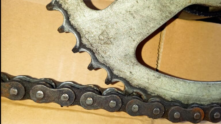 「お辞儀しはじめたらアウト」スプロケット交換のベストタイミングは"形"で判断しよう!【バイクメンテナンスのワンポイント】|「お辞儀しはじめたらアウト」スプロケット交換のベストタイミングは”形”で判断しよう!【バイクメンテナンスのワンポイント】