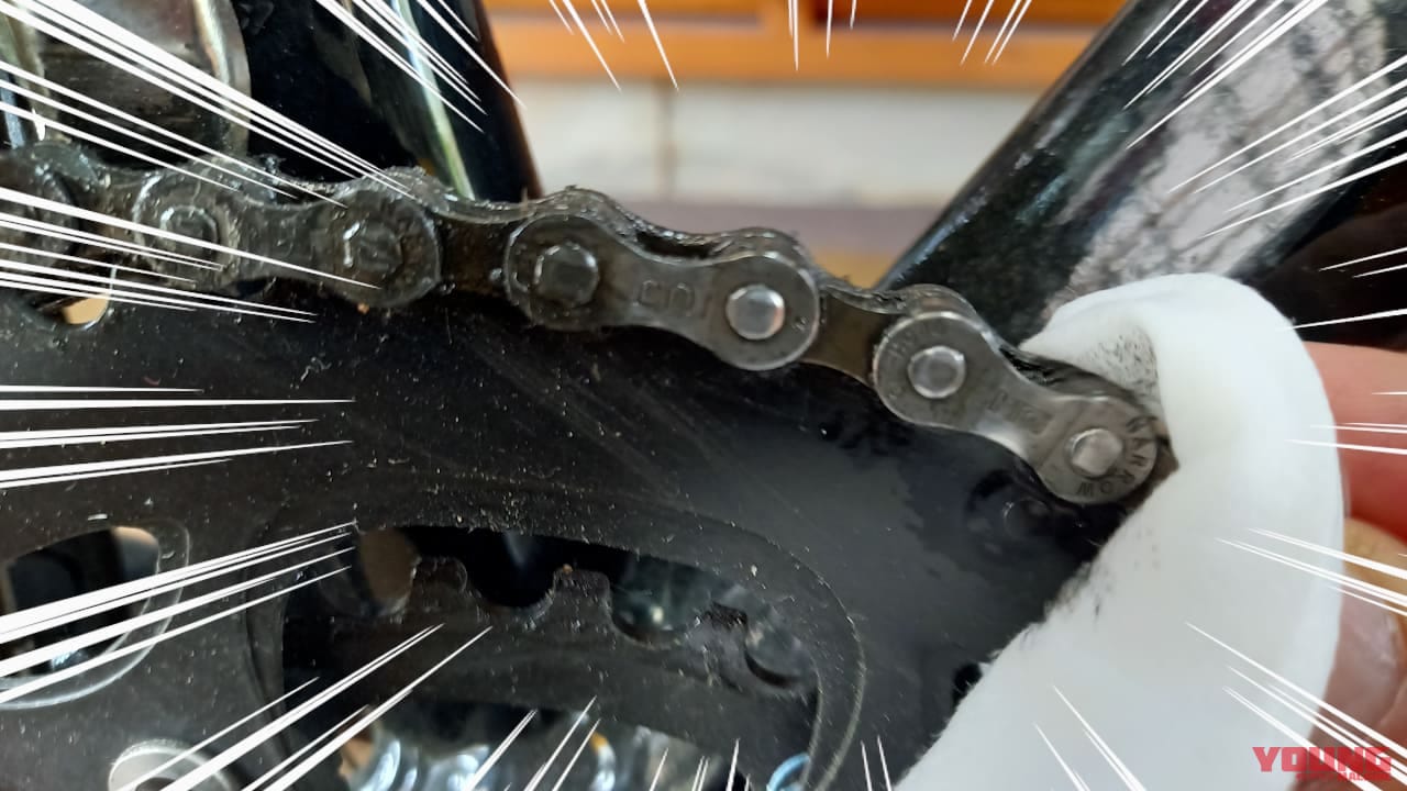 【百均アイテム検証】ゴシゴシ不要!? ダイソーの神シートクリーナーでチェーンがスルッと劇的キレイになっちゃった!!|【バイクメンテ便利アイテム】ゴシゴシ不要!? ダイソーの神シートクリーナーでチェーンがスルッと劇的キレイになっちゃった!!