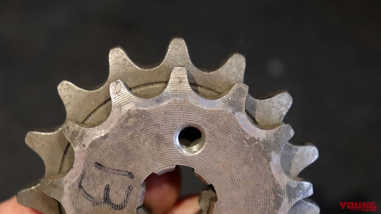 「お辞儀しはじめたらアウト」スプロケット交換のベストタイミングは"形"で判断しよう!【バイクメンテナンスのワンポイント】|「お辞儀しはじめたらアウト」スプロケット交換のベストタイミングは”形”で判断しよう!【バイクメンテナンスのワンポイント】