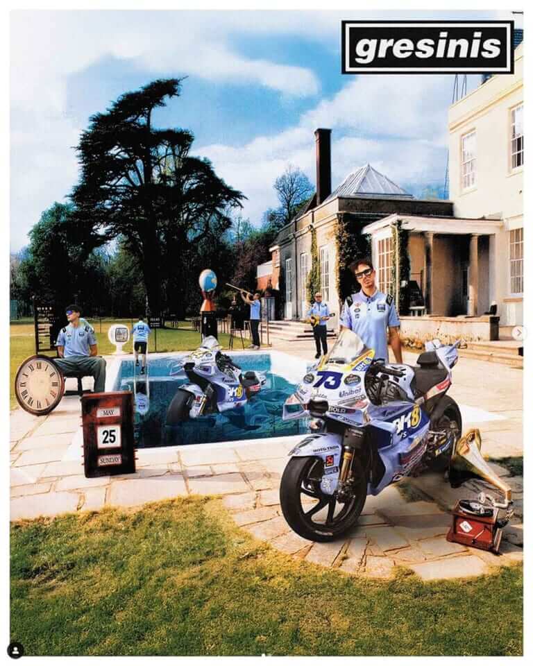 オアシスの『Be Here Now』っぽいジャケット|【MotoGP】SNSで話題沸騰! グレシーニのパロディ投稿がファンを掴む理由:ロック名盤&映画ポスター「絶好調グレシーニレーシング的三面記事」