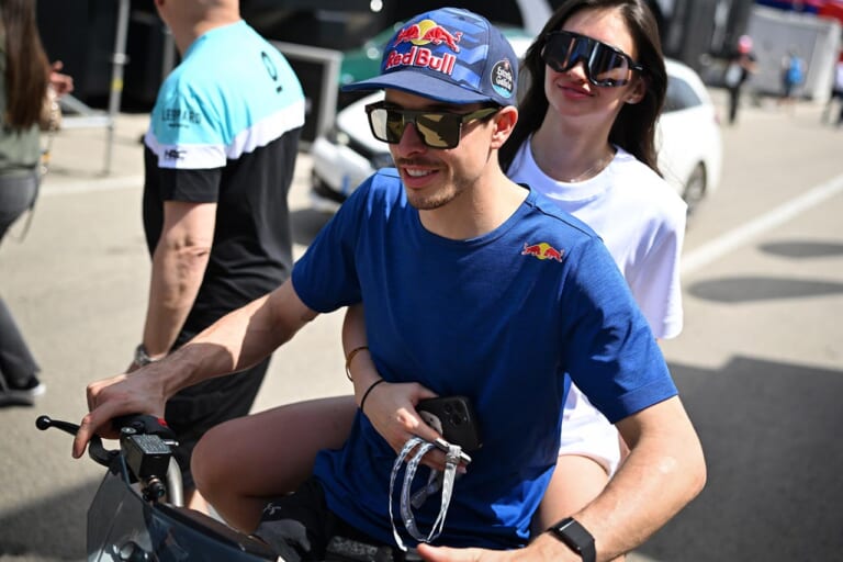 アレックス・マルケス(BK8グレシーニレーシングMotoGP)とガールフレンドのガブリエラさん